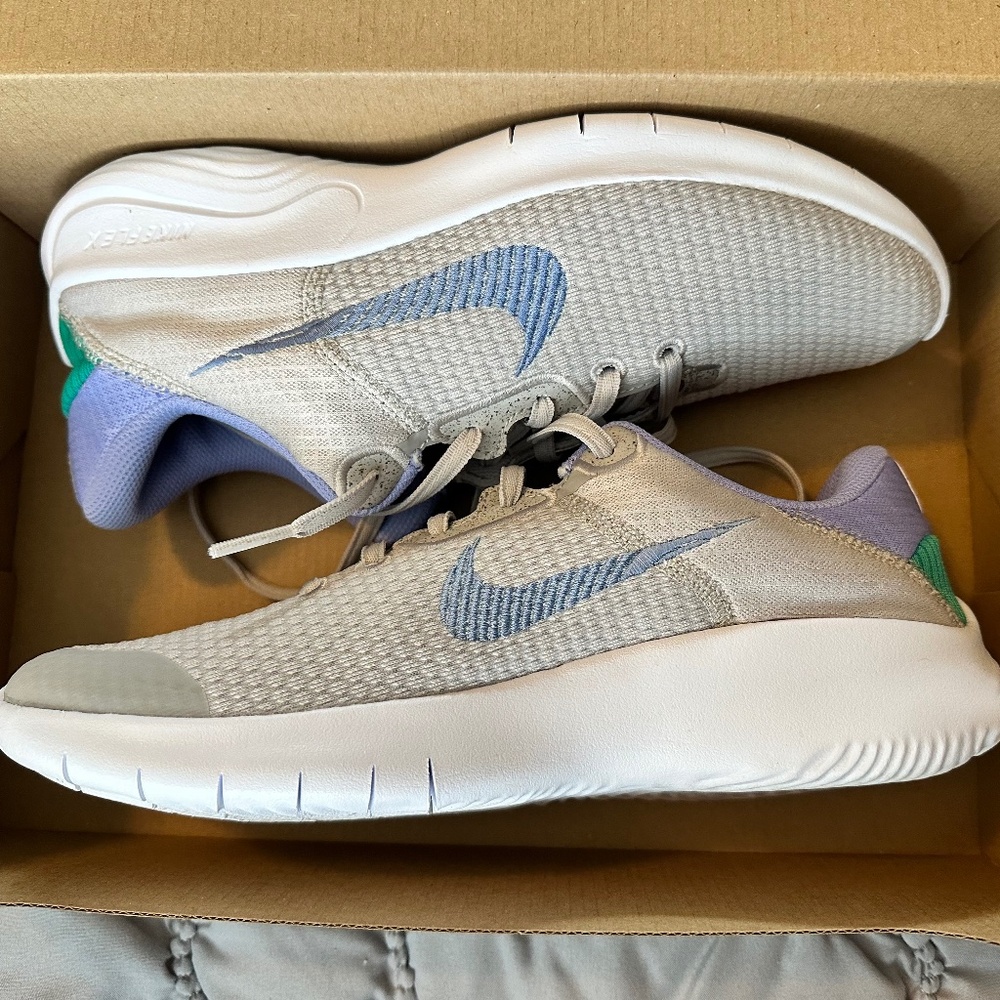 Nike Women’s Size 8 Flex Experience RN 11 NN